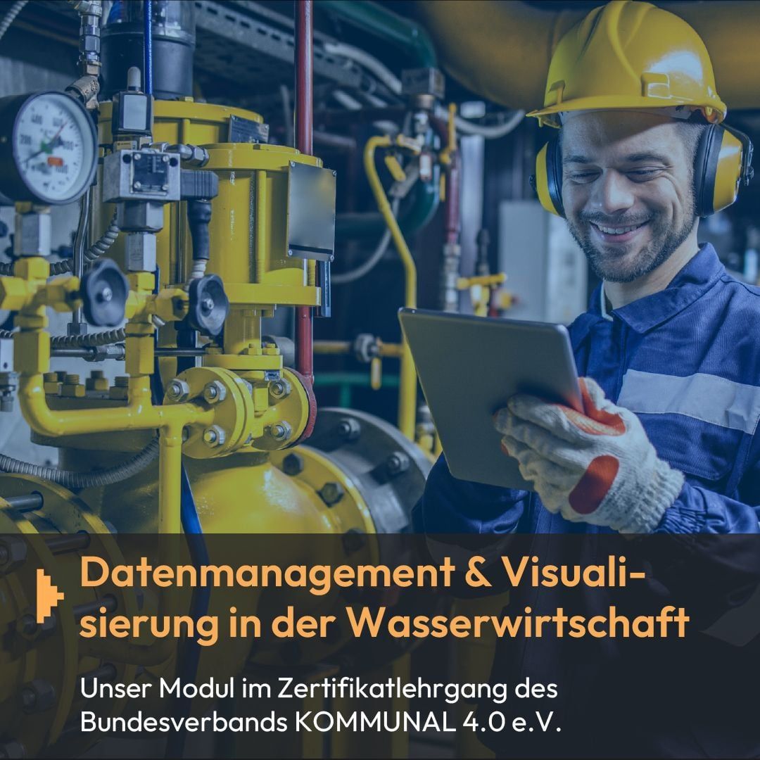 Techniker mit Tablet an Rohrleitungen, Text „Datenmanagement & Visualisierung in der Wasserwirtschaft – Unser Modul im Zertifikatslehrgang des Bundesverbands KOMMUNAL 4.0 e.V.“