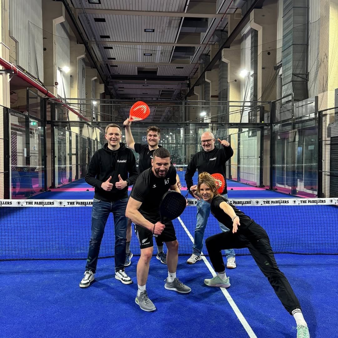 Team mit Padelschlägern auf einem Padelplatz beim Turnier