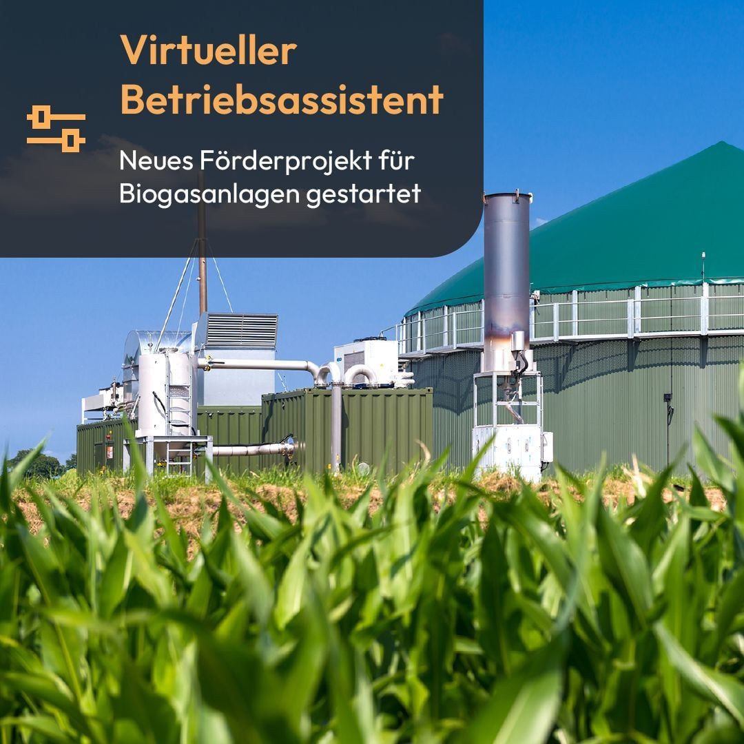 Biogasanlage hinter einem Maisfeld, Text „Virtueller Betriebsassistent – Neues Förderprojekt für Biogasanlagen gestartet“