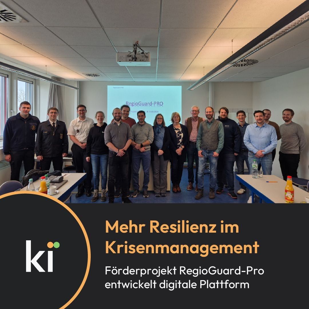 Gruppenfoto im Besprechungsraum, Text „Mehr Resilienz im Krisenmanagement – Förderprojekt RegioGuard-Pro entwickelt digitale Plattform“
