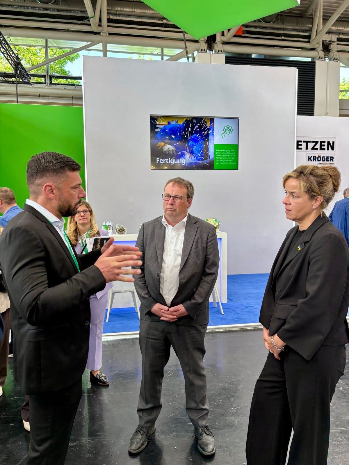 Gespräch mit Besucherinnen und Besuchern am NRW-Stand auf der IFAT