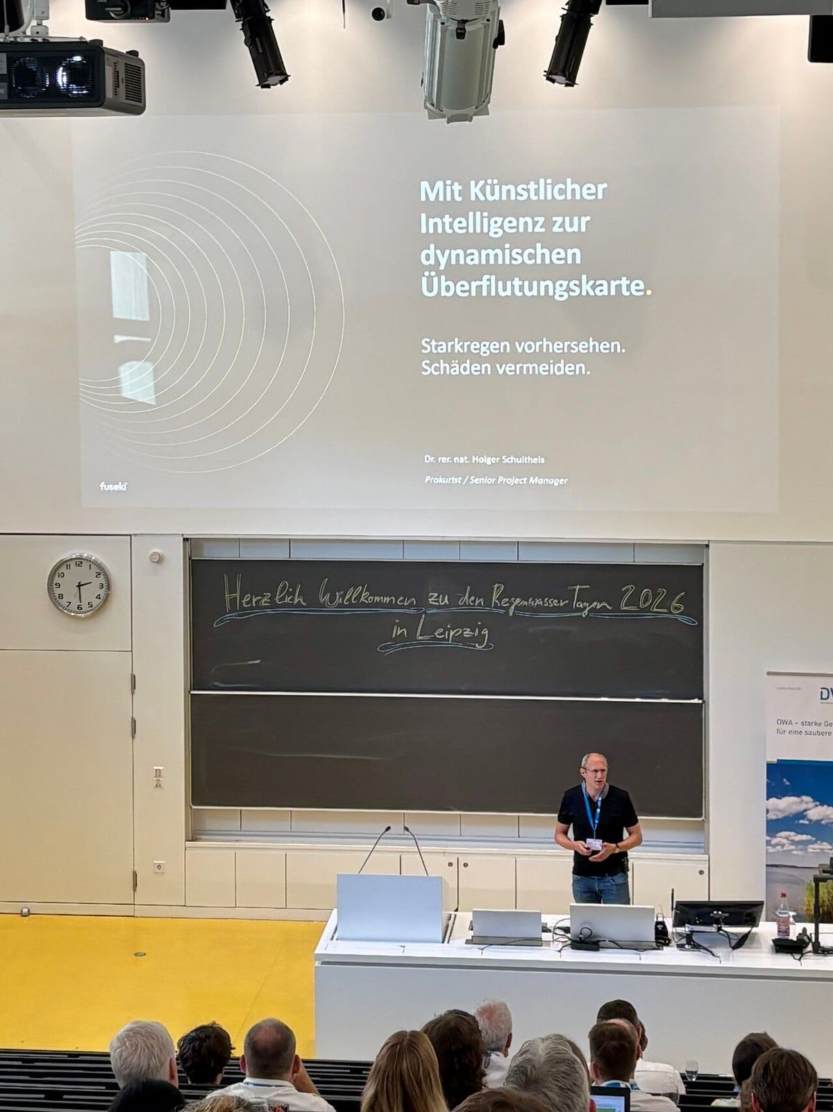Vortrag im Hörsaal, Folie „Mit Künstlicher Intelligenz zur dynamischen Überflutungskarte“