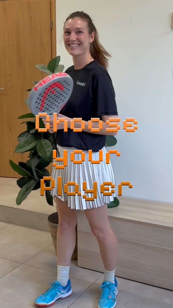 Kollegin mit Padelschläger im Büro, Schriftzug „Choose your Player“